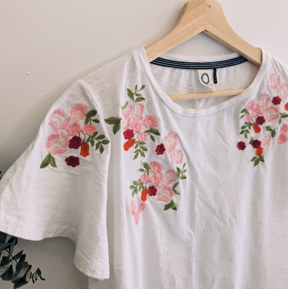 Anthropologie Akemi+ Kin White Cotton Flutter Sleeve Floral Embroidered Tee
